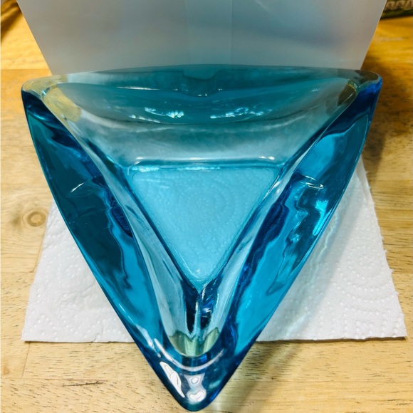 Vintage Hazel Atlas Glass Art deco ashtray in aqua blue color. Mint condition! - Picture 3 of 3